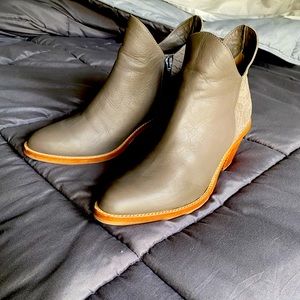 Barely worn Poppy Barley 2.5 boots